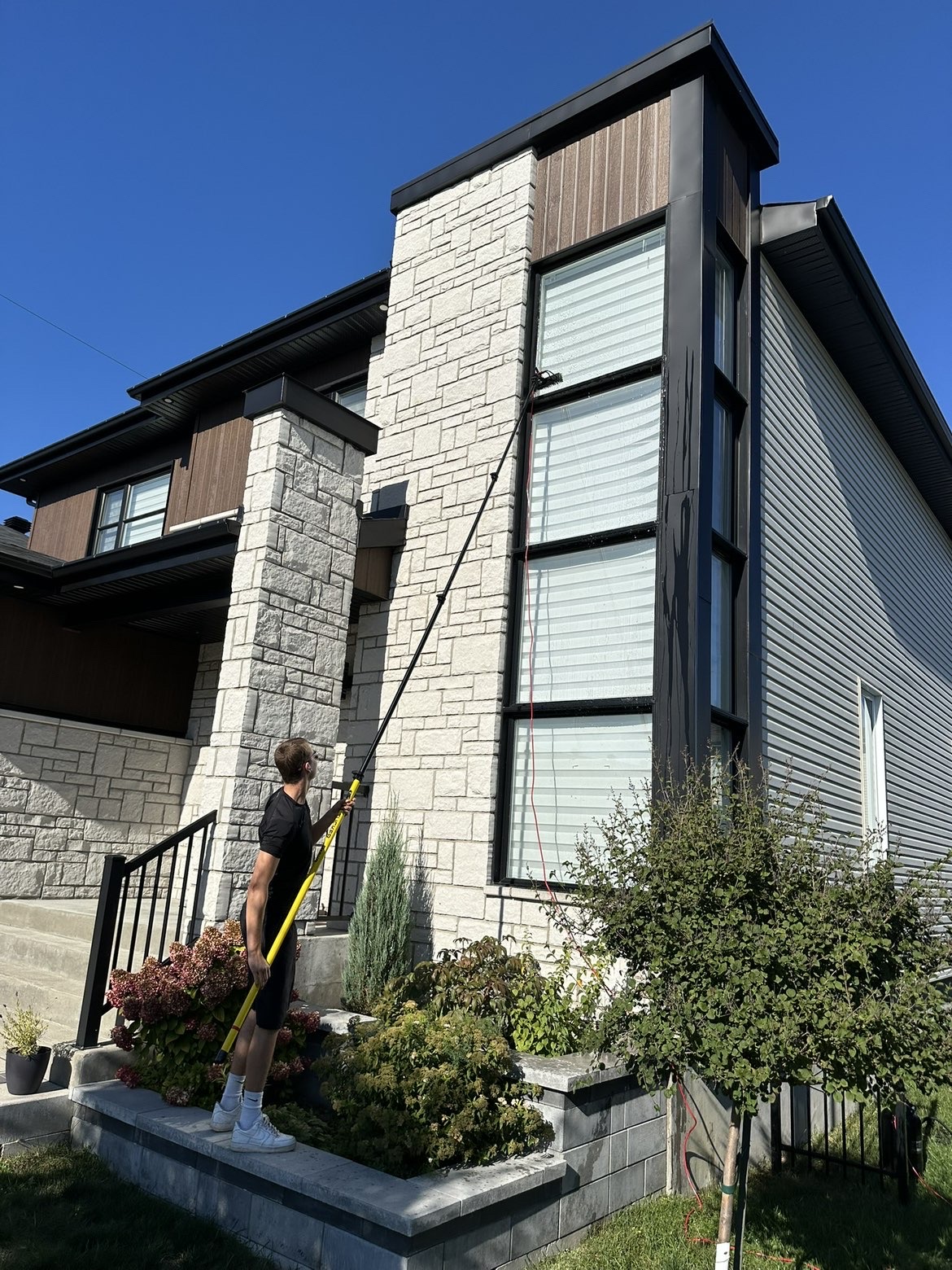 Nettoyage professionnel de vitres à eau déionisée