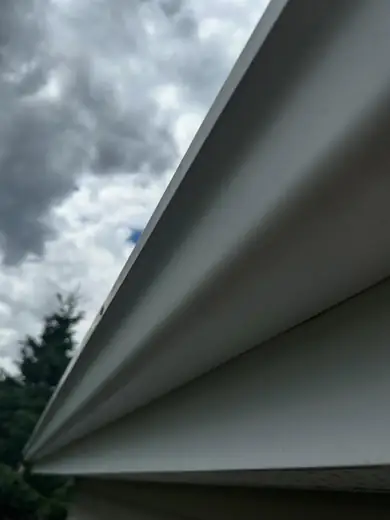 Après — All exterior and interior windows were cleaned as well as the outside of the gutters .